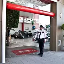 Guardia de seguridad en entrada
